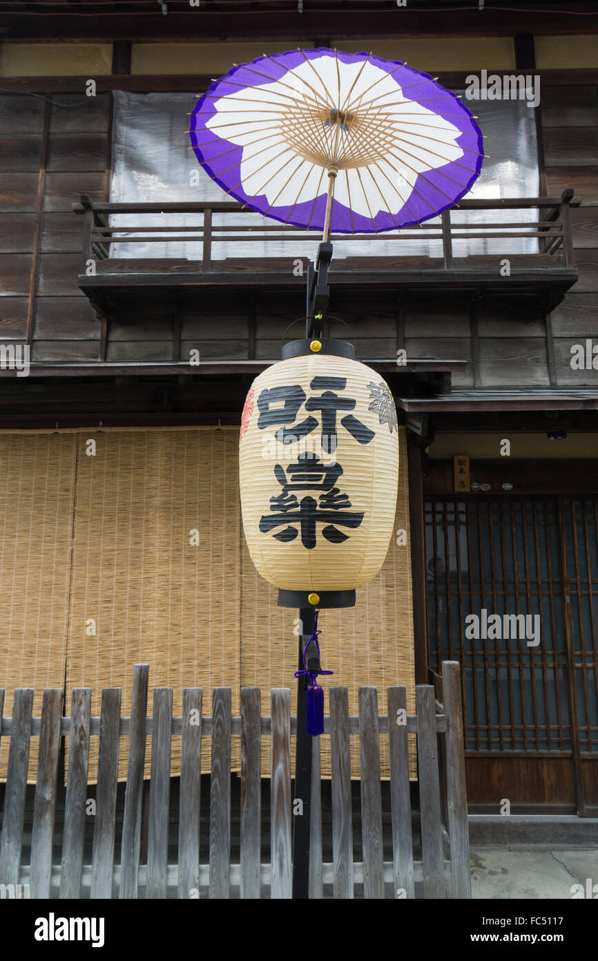Straßendekoration mit Laterne und Regenschirm in einer Seitenstraße in Takayama Japan Stockfoto