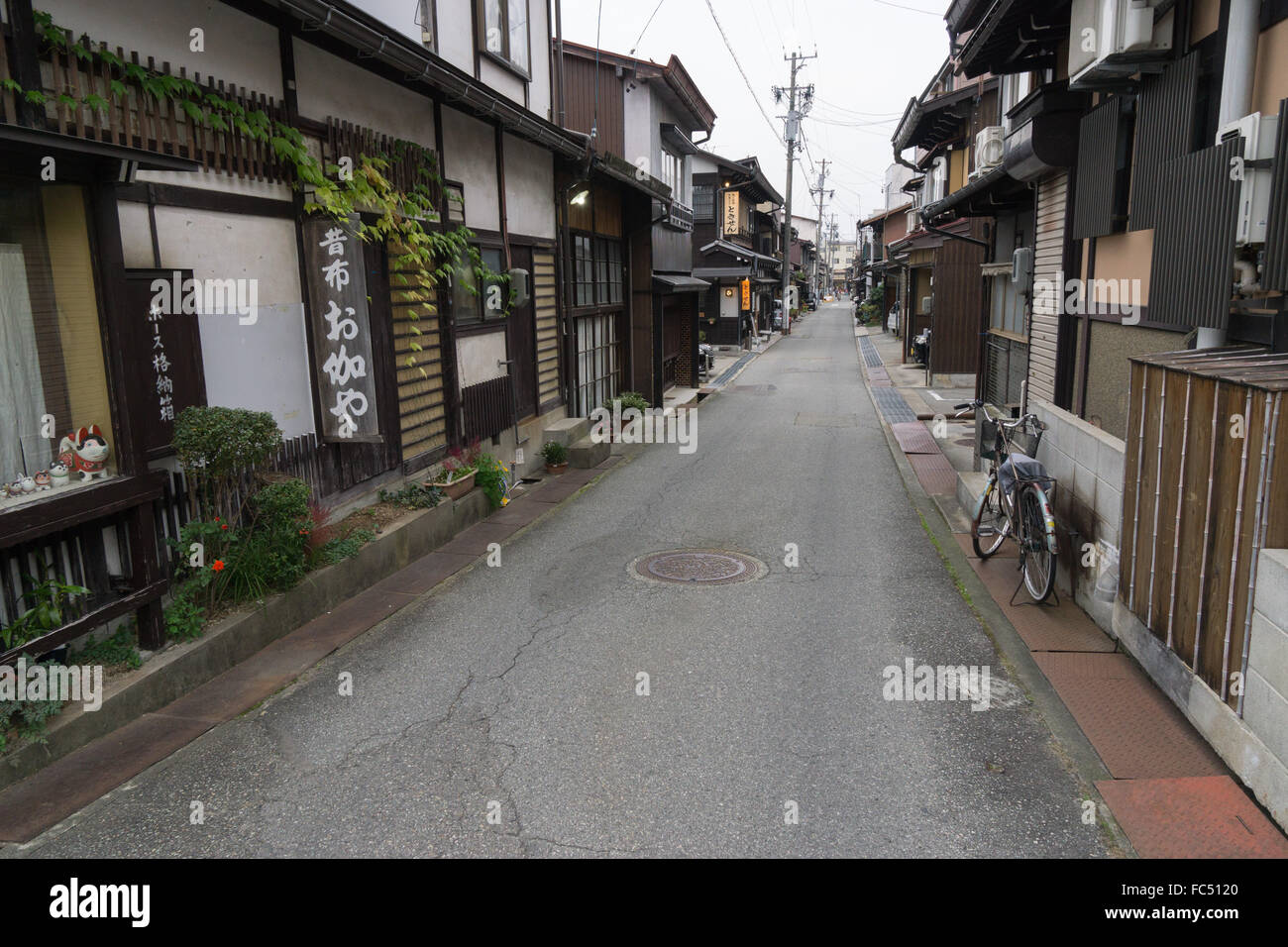 typische Seitenstraße im historischen Takayama-Japan Stockfoto