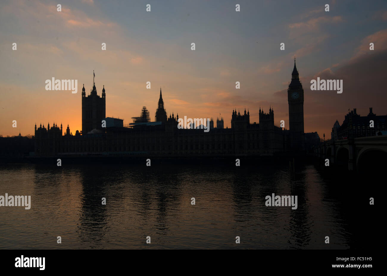 Die Sonne versinkt hinter The Houses of Parliament und Big Ben in London Stockfoto