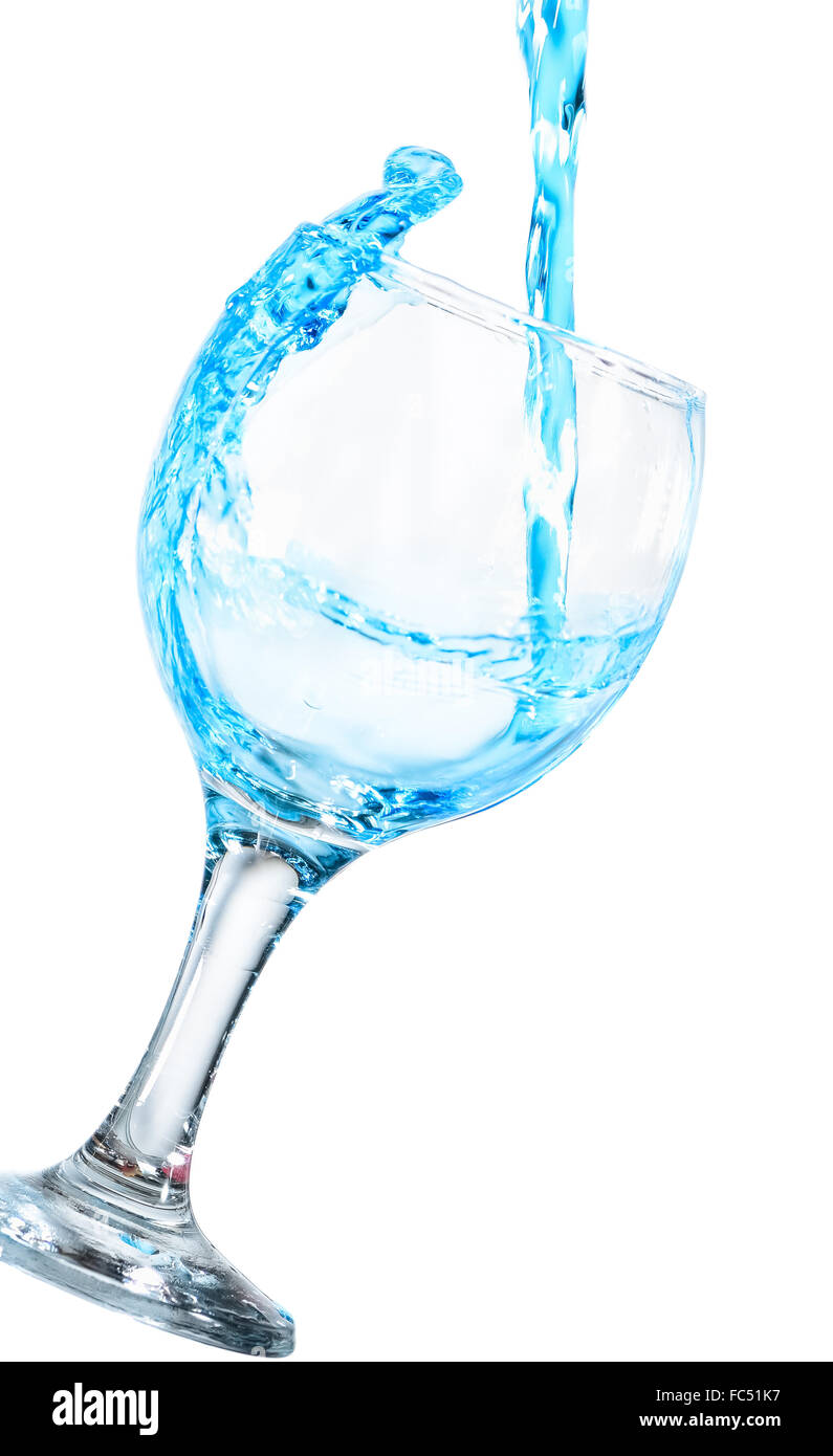 sauberes Wasser in ein Glas Stockfoto