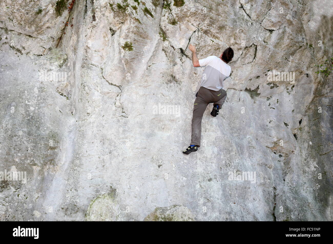 Mann klettert Stockfoto