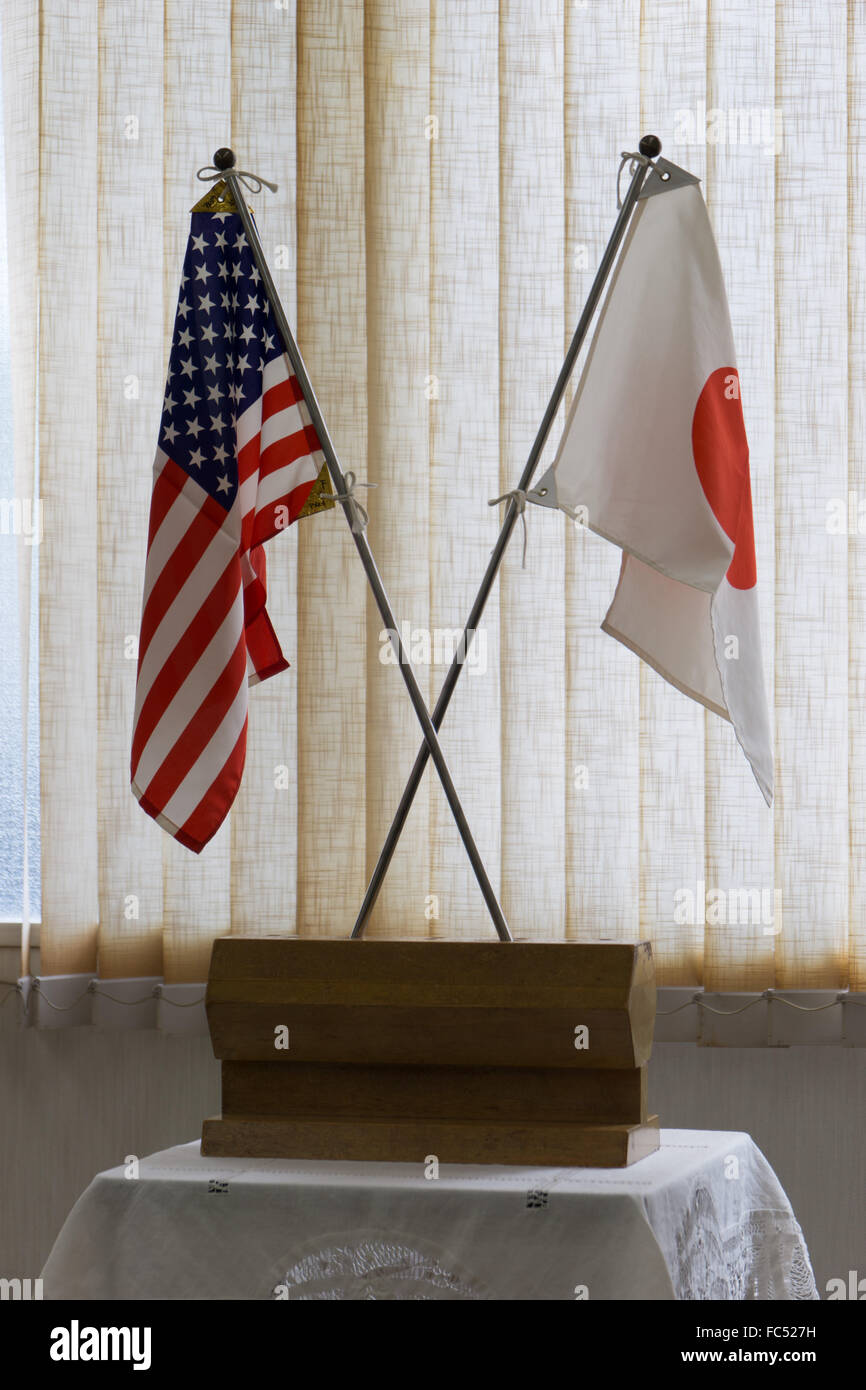 Japan und die amerikanische Flagge in einem Besprechungsraum Stockfoto