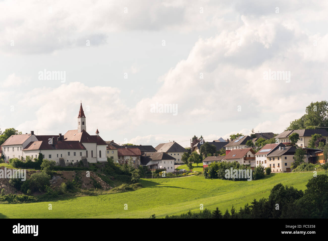 Schloss Götzendorf mit kleinen ländlichen Gemeinde Stockfoto