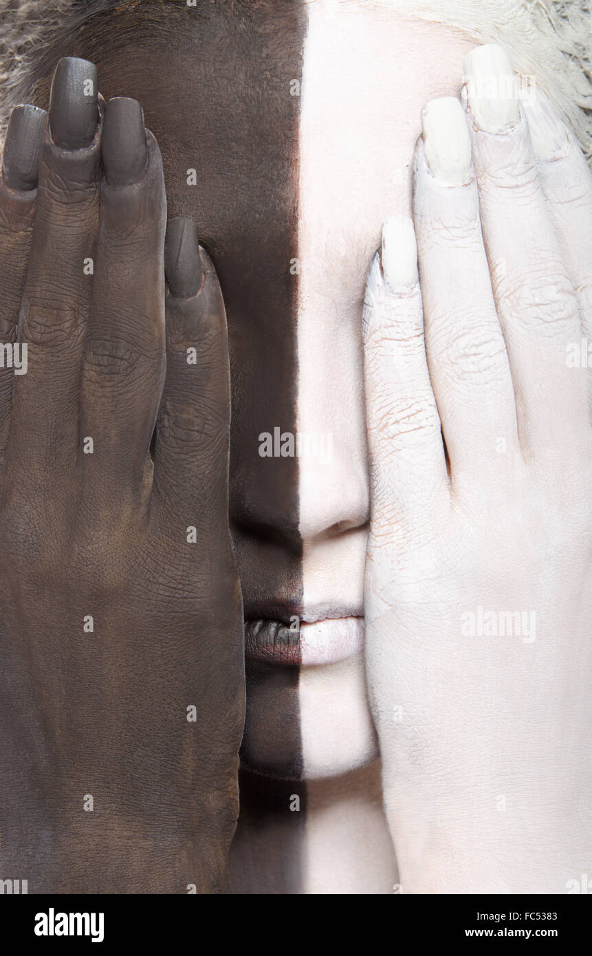 Frau im Zweifarben-Make-up bedeckt Augen Stockfoto