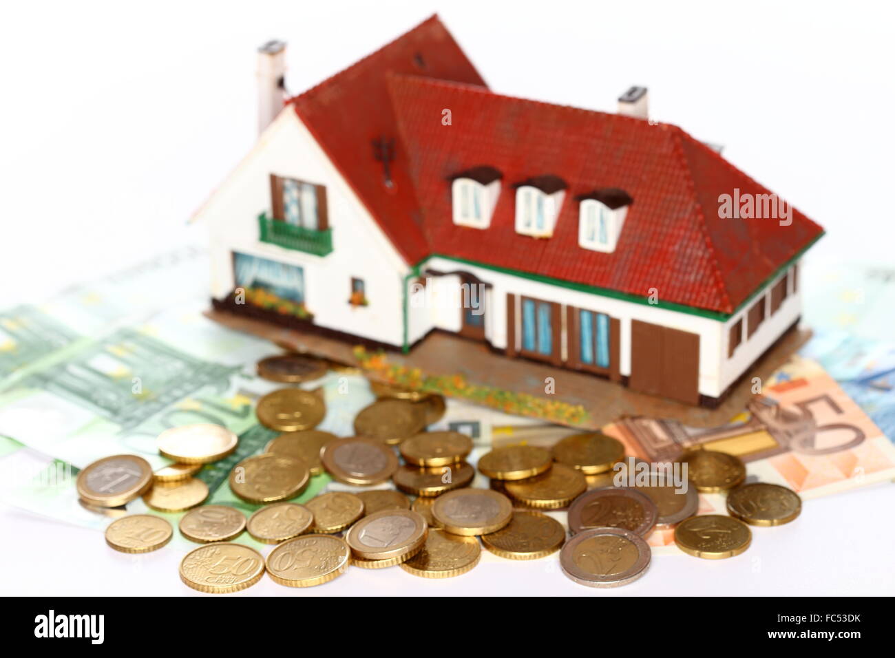 Haus und Münzen Stockfoto