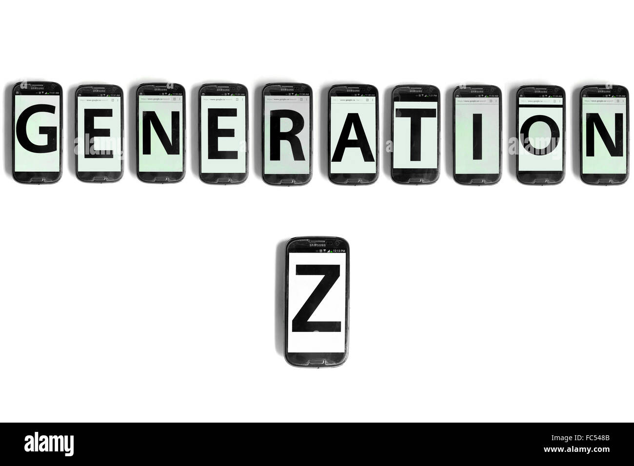 Generation Z geschrieben auf den Bildschirmen der Smartphones vor weißem Hintergrund fotografiert. Stockfoto
