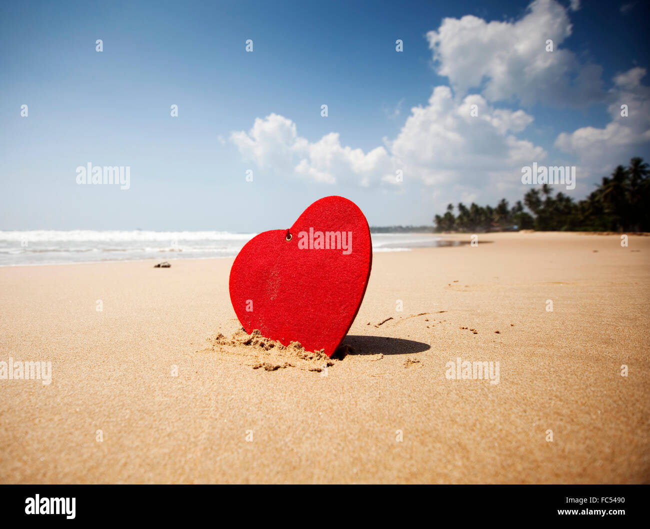 rotes Herz an exotischen Sandstrand - Valentinstag-Konzept Stockfoto