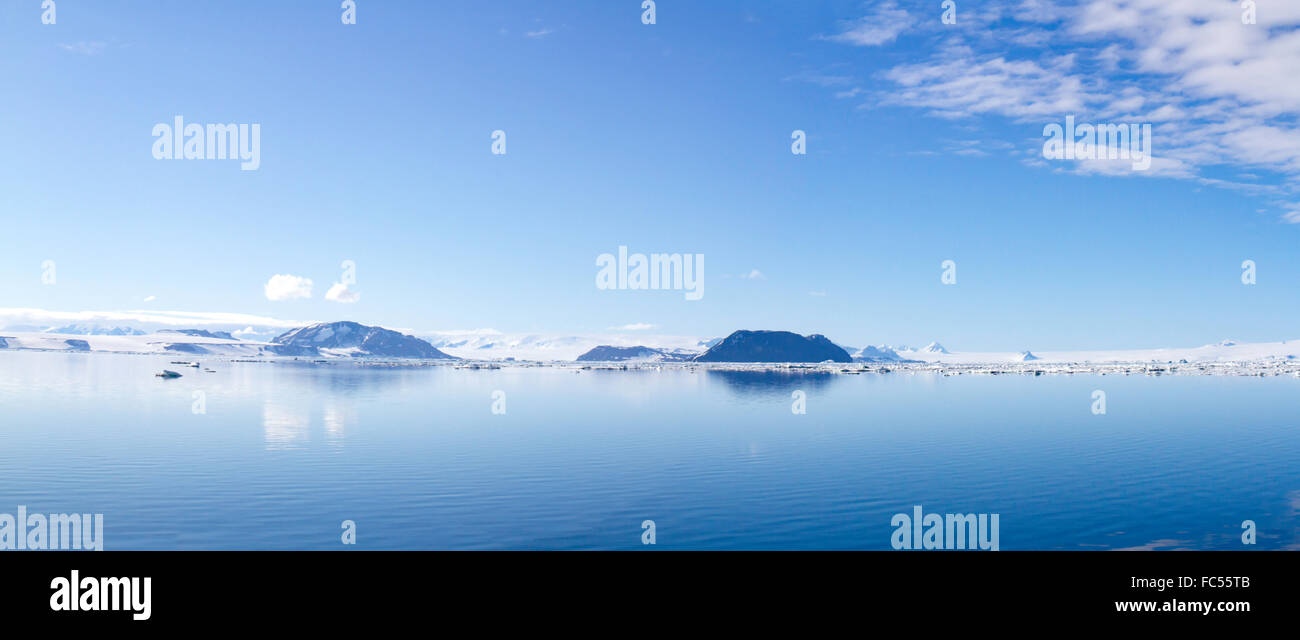 Panorama der Antarktis Sound mit ruhigem Wasser an sonnigen Tag. Stockfoto