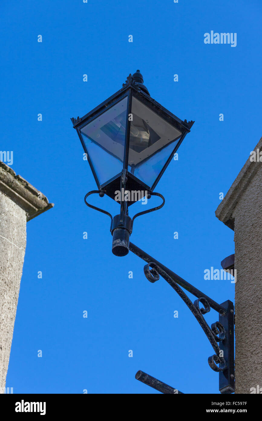 Viktorianischen Straßenlampen befestigt an Gebäuden im Hafen von Stromness, Orkney, Schottland Stockfoto