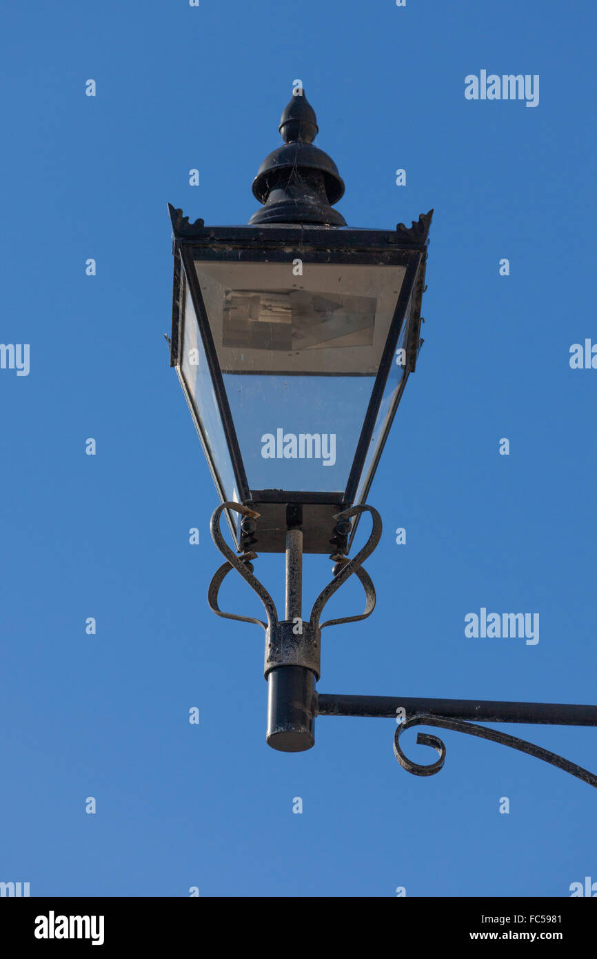 Viktorianischen Straßenlampen befestigt an Gebäuden im Hafen von Stromness, Orkney, Schottland Stockfoto