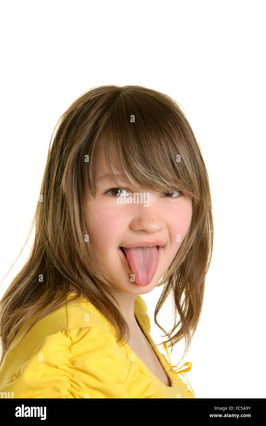 Schönes Mädchen streckt Zunge Stockfoto