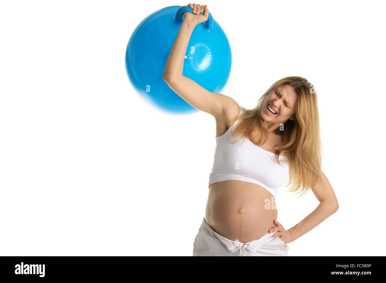 Müde schwangere Frau holt große blaue Kugel Stockfoto