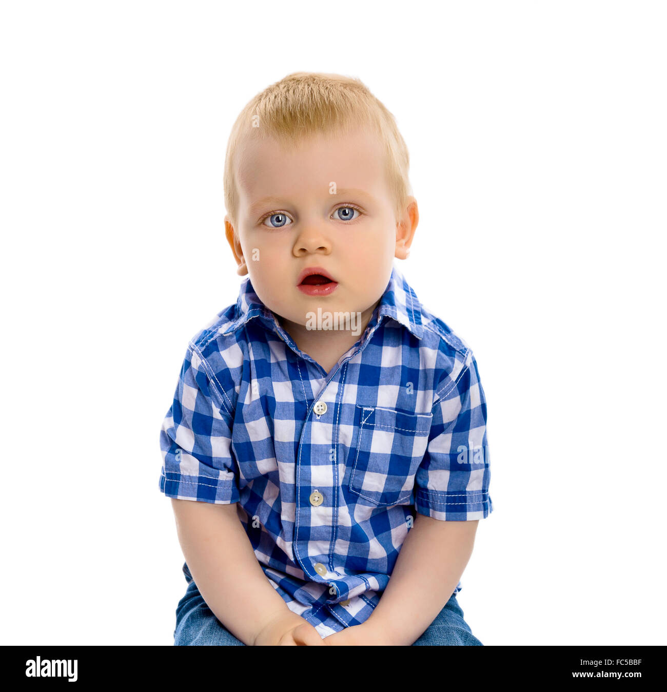 blauäugiger junge in einem karierten Hemd Stockfoto