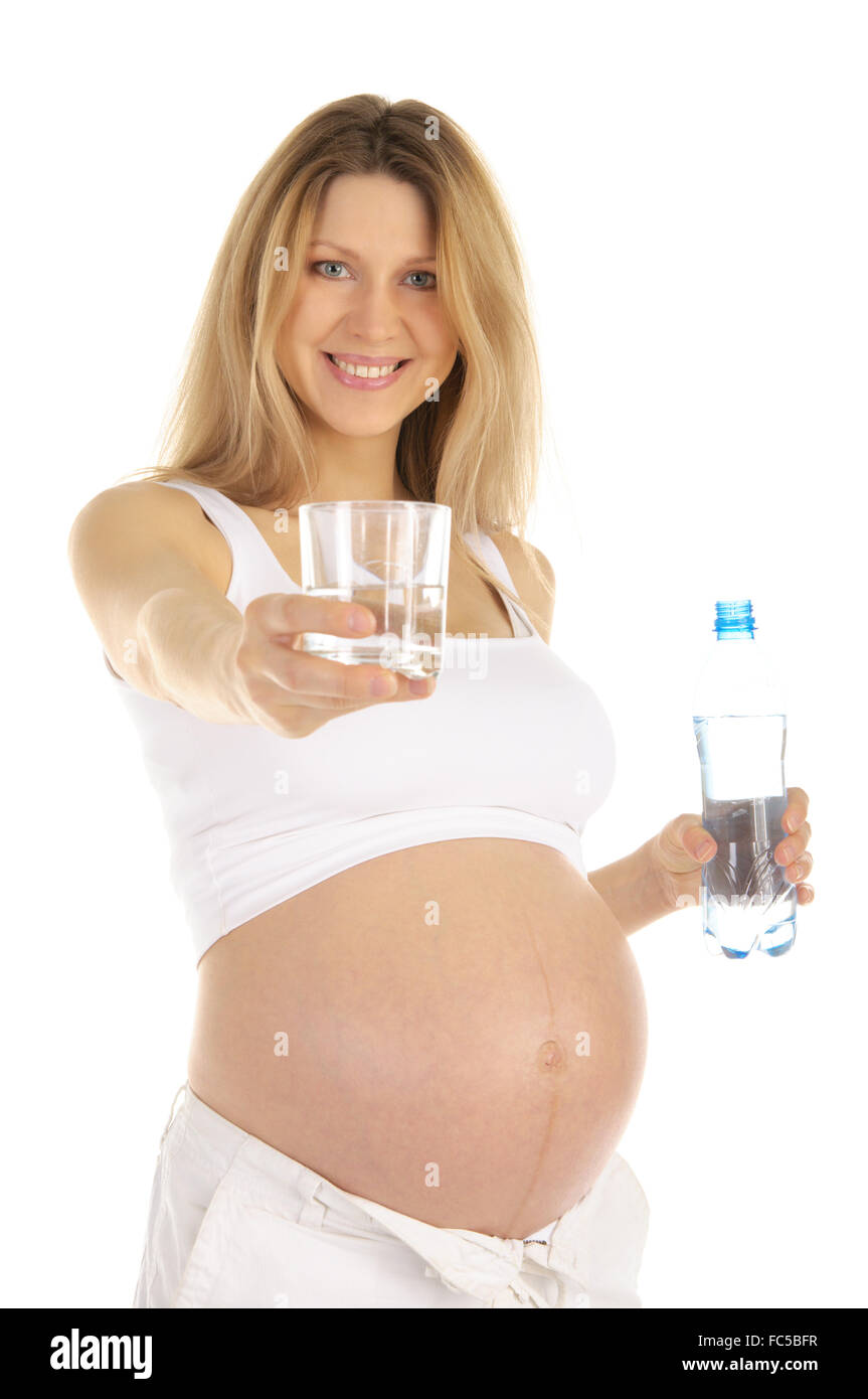 Schwangere Frau hält ein Glas Wasser Stockfoto