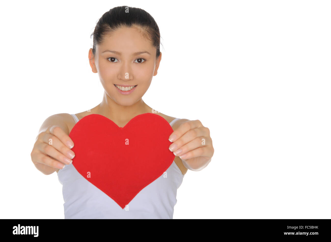 schöne asiatische Frau hält das Herz heraus Stockfoto