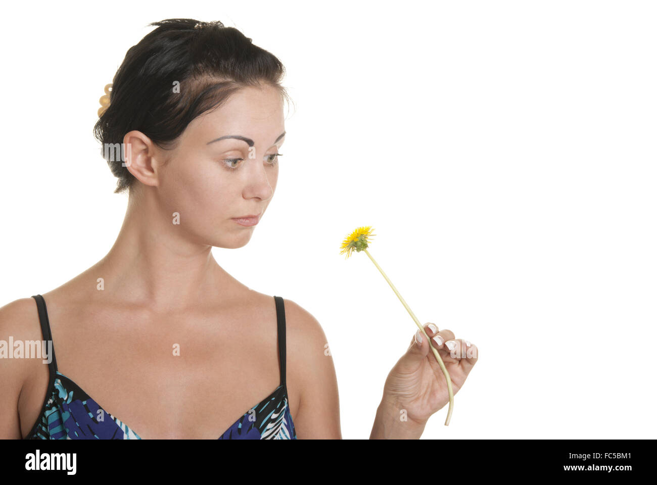 Junge Frau mit Überraschung befasst sich mit Blume Stockfoto