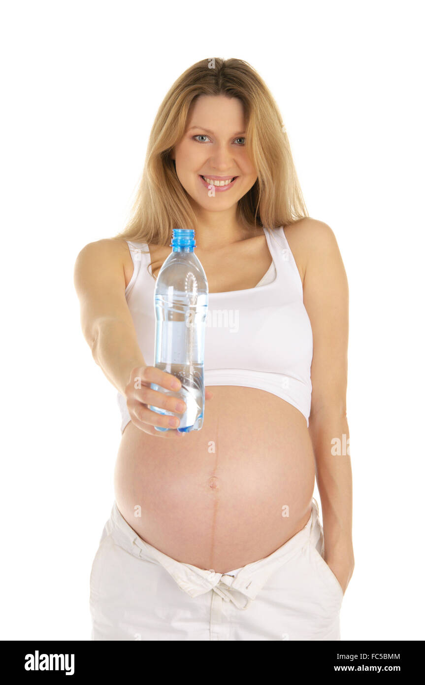 Schwangere Frau hält, Flasche Wasser Stockfoto