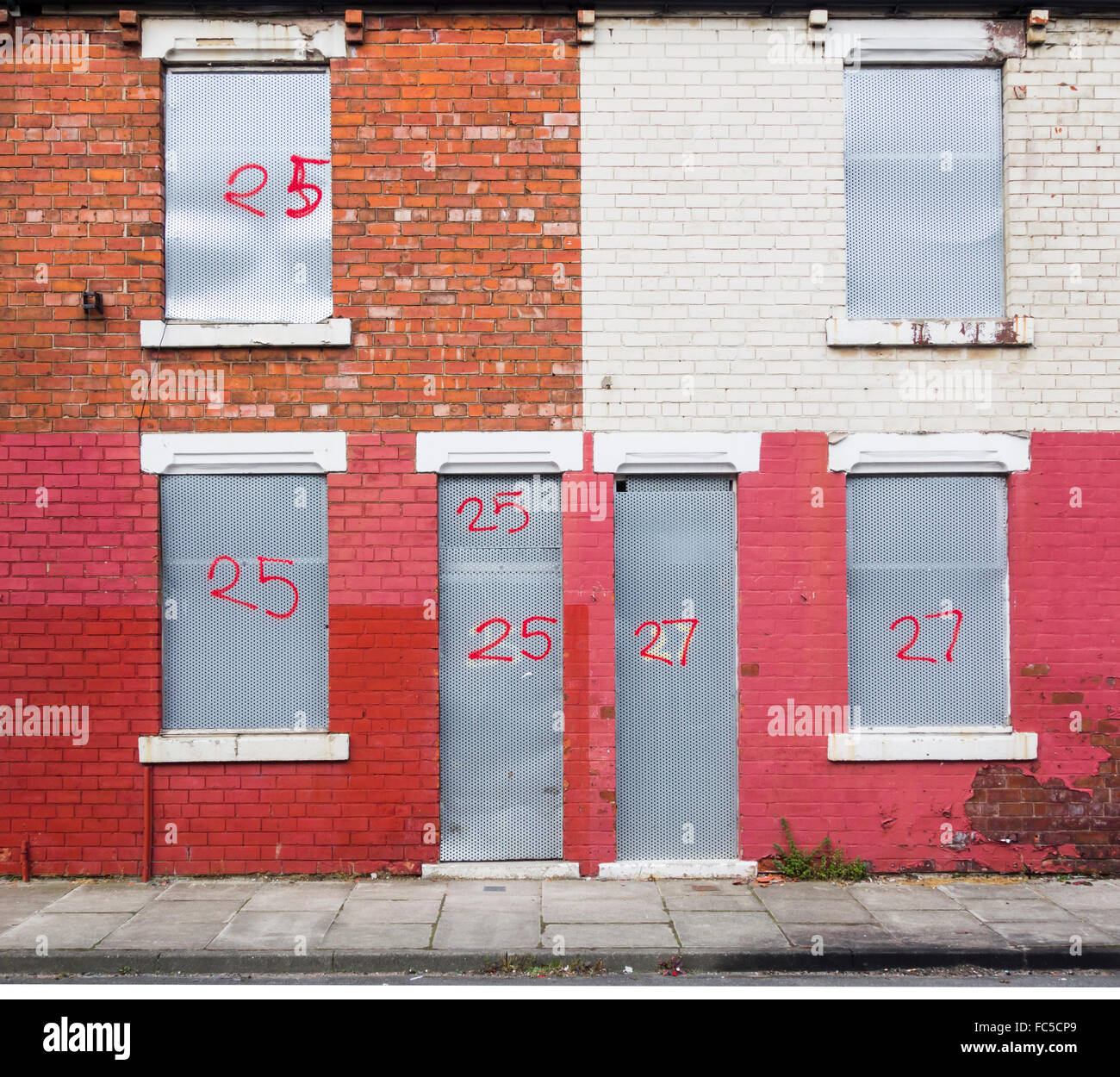 Mit Brettern vernagelt Häuser in der Straße zum Haus Asylbewerber in Middlesbrough, Nord-Ost-England, UK Stockfoto