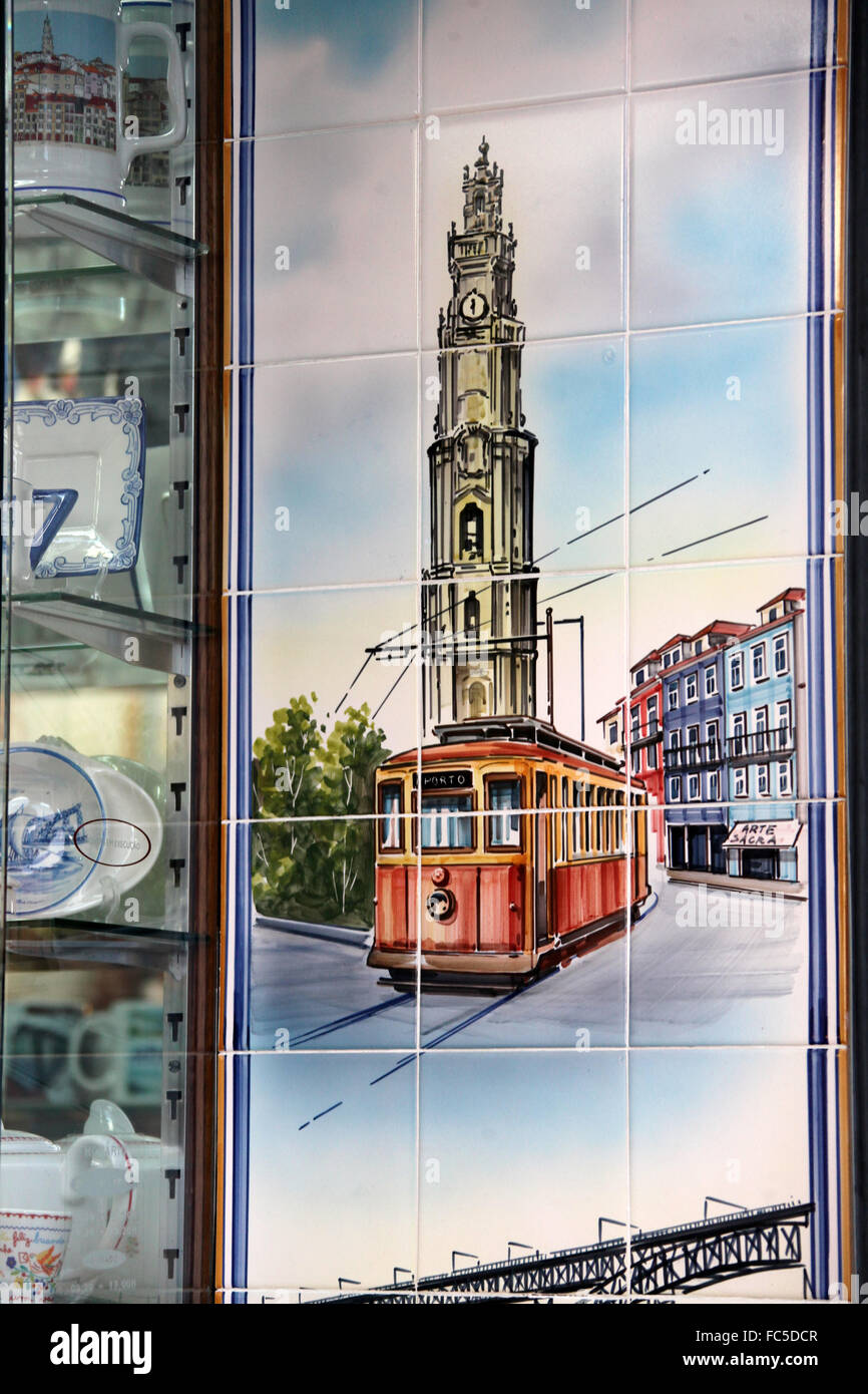 Dekorative Azulejos auf der Shop-Fassade in der portugiesischen Stadt Porto Stockfoto