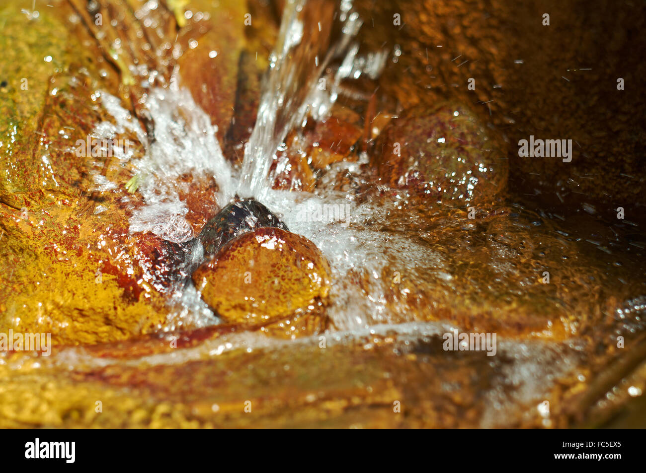 Natürliche Quelle für mineralische Heilwasser. Stockfoto