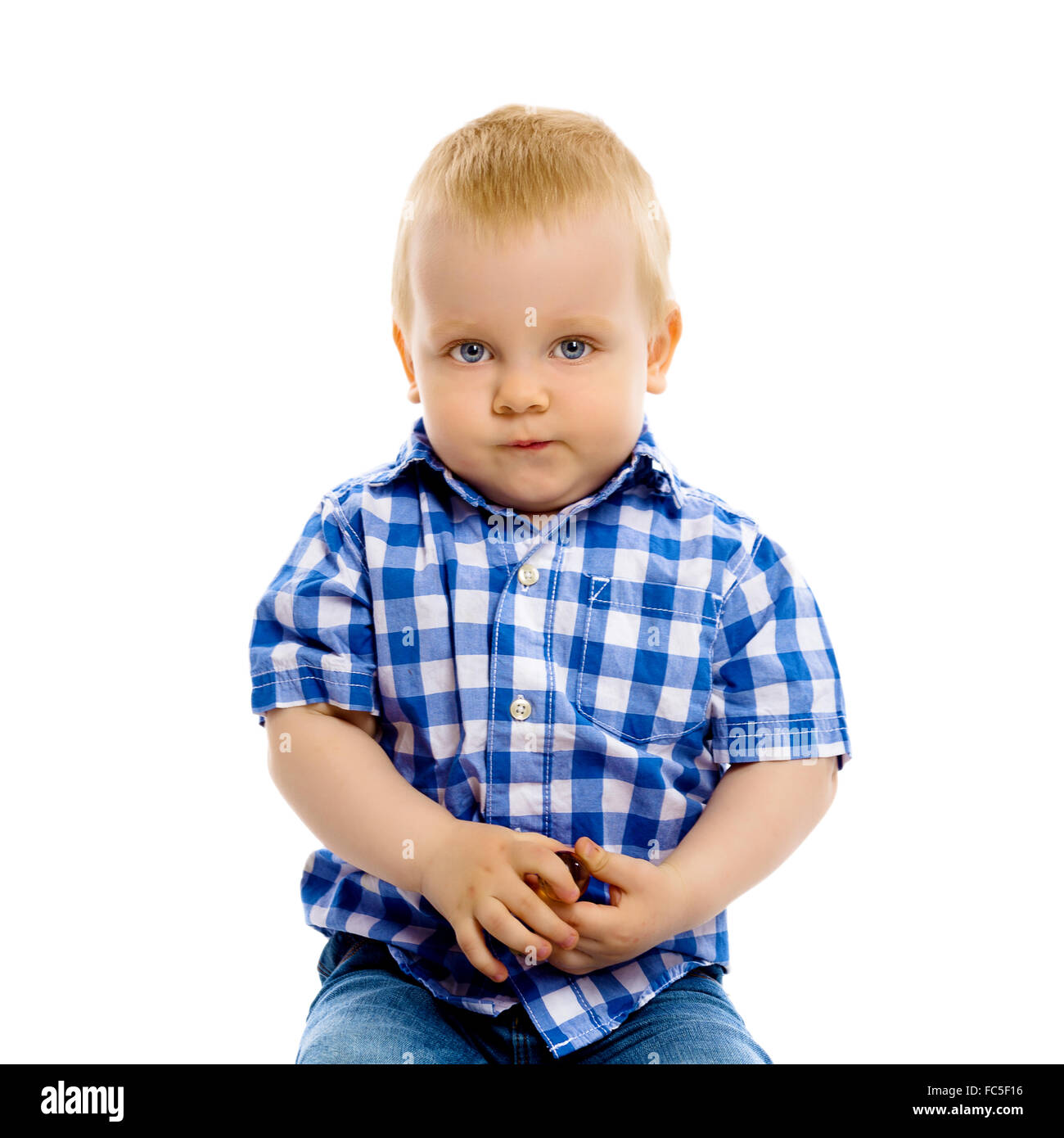 kleiner Junge in einem karierten Hemd und jeans Stockfoto