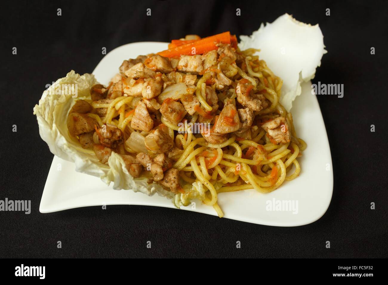 Getroffen 15. Januar 2016 Jablonec nad Nisou, Tschechische Republik China Nudeln Huhn Fleisch Odds geriebene Möhre, Quoten Kohl zu Blatt C Stockfoto