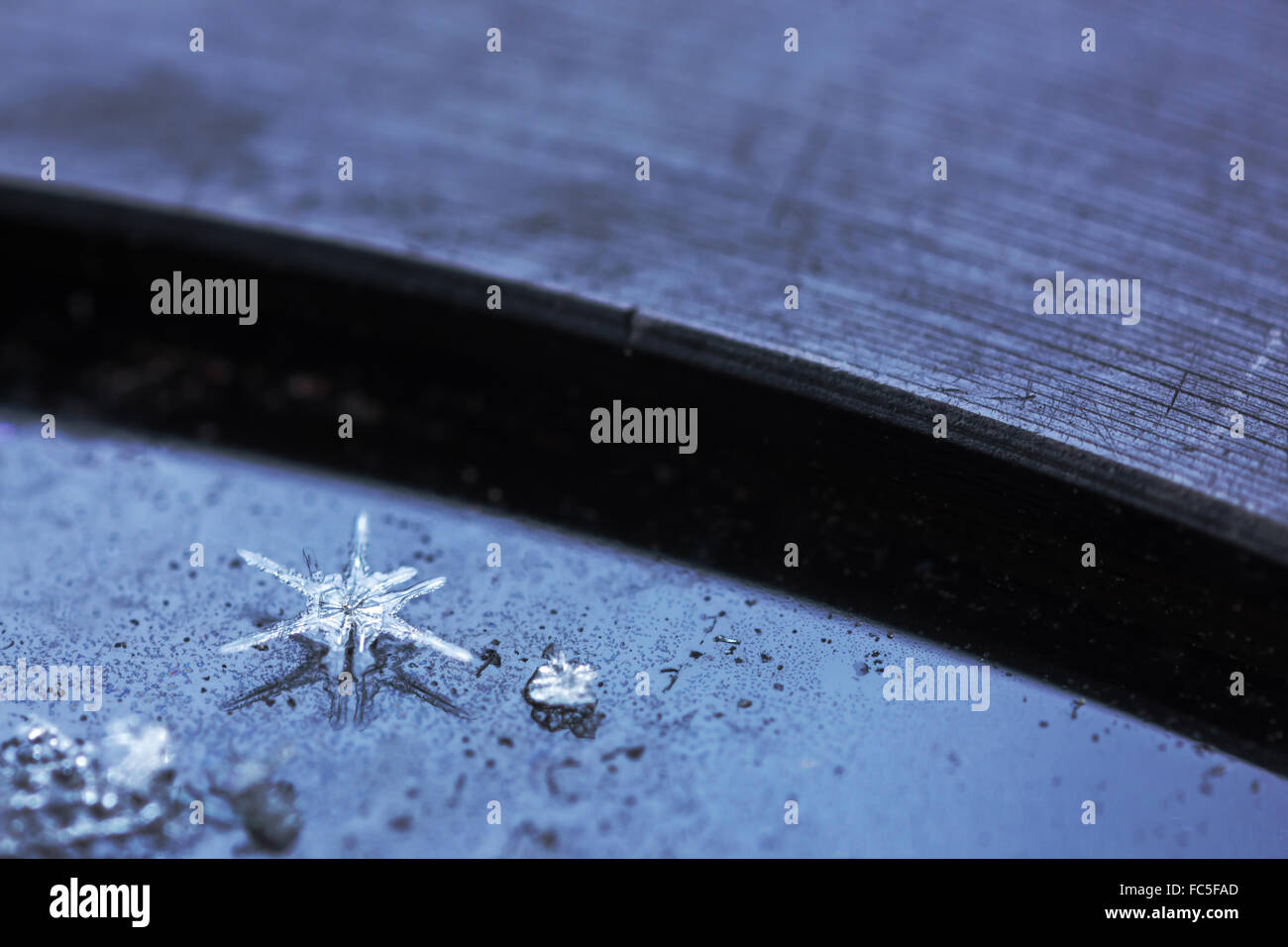 Schmelzende Schneeflocken in einem Strahl von Licht Stockfoto
