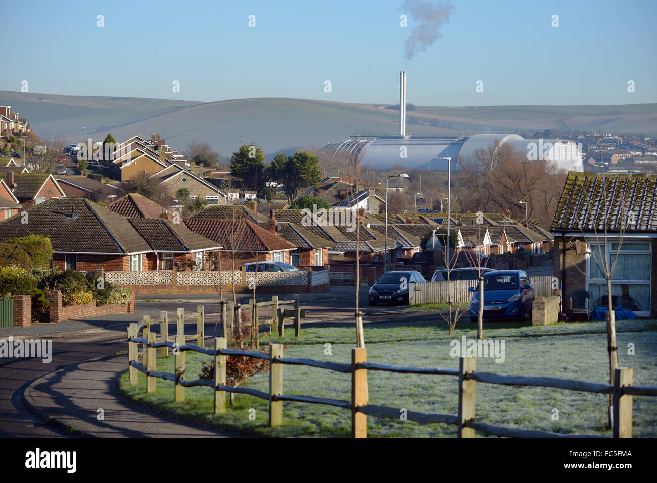 Müllverbrennungsanlage in der Nähe von Wohnhäusern, Newhaven, Großbritannien Stockfoto