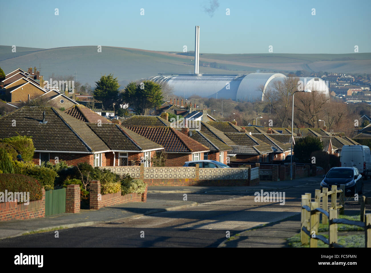 Müllverbrennungsanlage in der Nähe von Wohnhäusern, Newhaven, Großbritannien Stockfoto