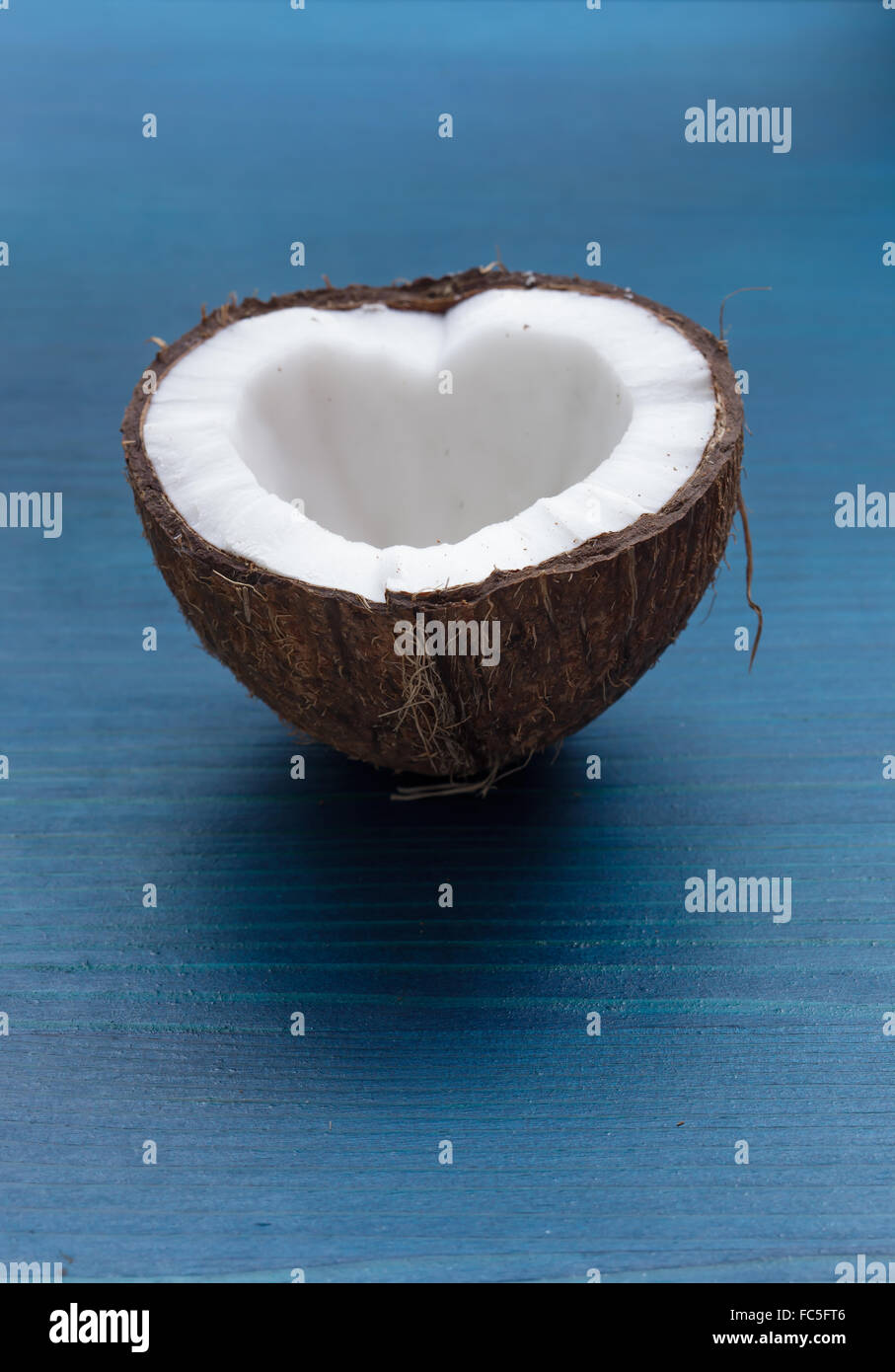 Silhouette des Herzens in das Fruchtfleisch die Kokosnuss geschnitzt Stockfoto
