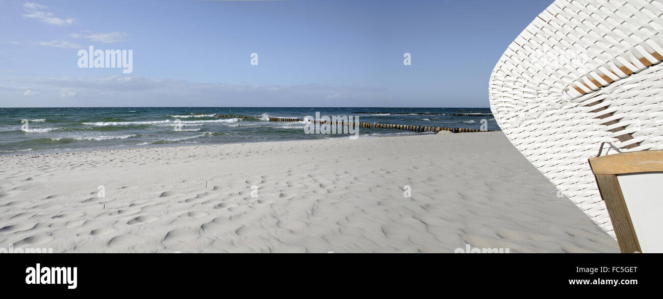 Sandstrand an der Ostsee mit Buhnen Stockfoto