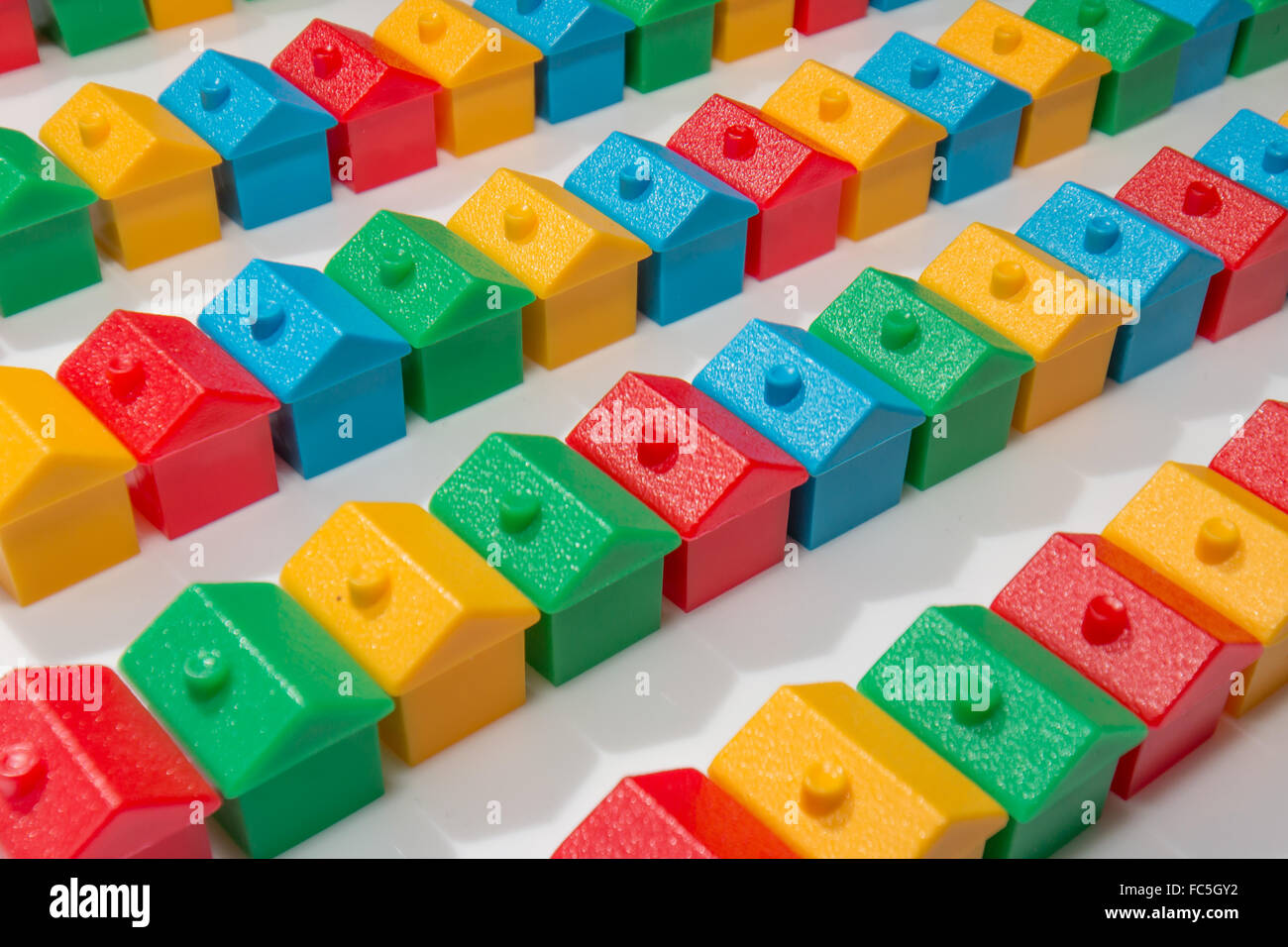 Reihen von bunten Kunststoff-Häuser auf einem weißen Hintergrund. Stockfoto