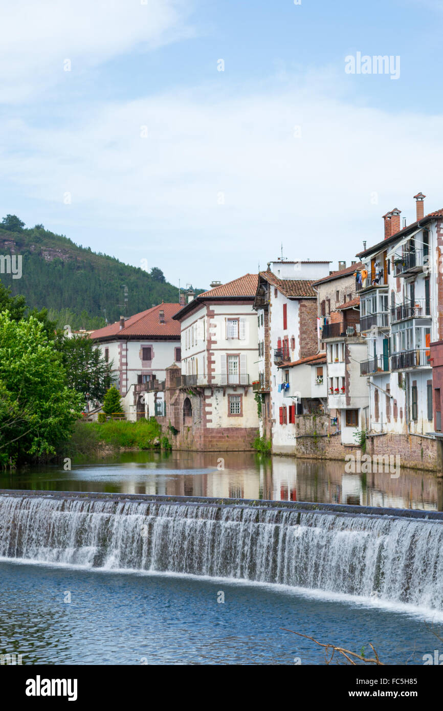 Elizondo vom Fluss baztan Stockfoto