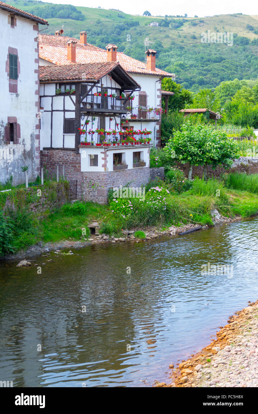 Baztan Fluss von Elizondo Stockfoto