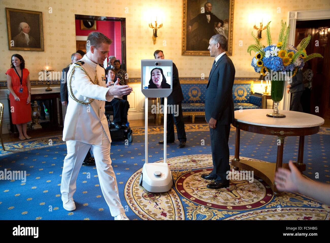 US-Präsident Barack Obama Lächeln als und Adjutanten leitet Alice Wong erscheinen über den Robot nach einem Foto mit dem Präsidenten zum 25. Jahrestag der Amerikaner mit Behinderungen Act im Weißen Haus 20. Juli 2015 in Washington, DC. Stockfoto