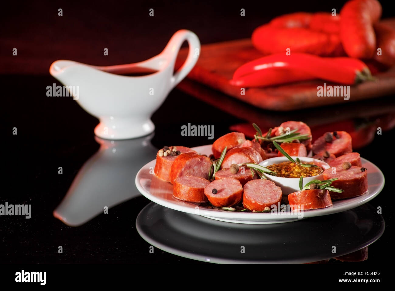 Stillleben mit in Scheiben geschnittene Wurst Stockfoto