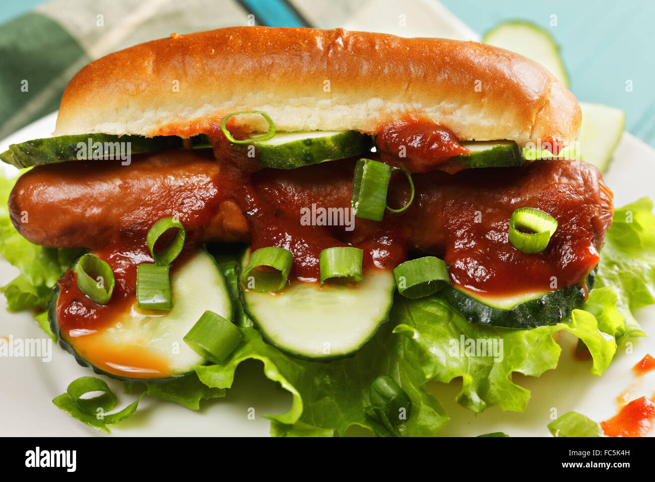 Würstchen mit Ketchup und Gurken closeup Stockfoto