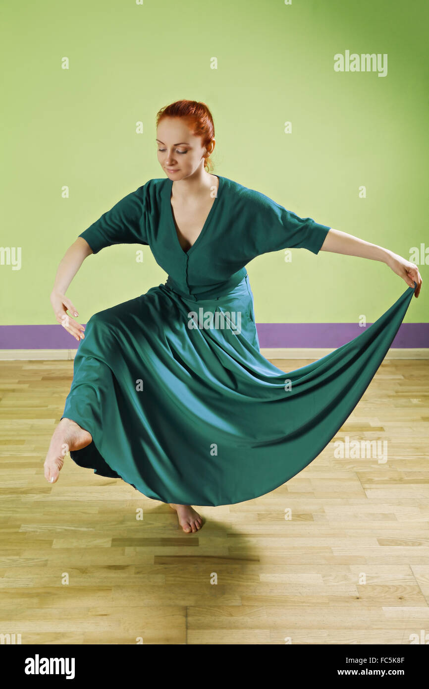 Frau tanzt Stockfoto