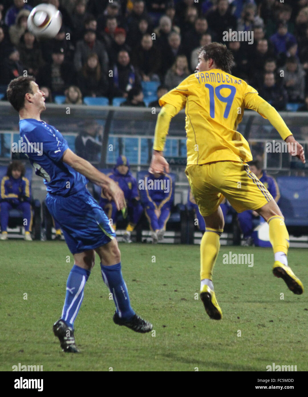 Kiew, UKRAINE - März 29: Andriy Yarmolenko von Ukraine (R) kämpft für einen Ball mit Daniele Gastaldello Italiens während ihrer Freundschaftsspiel am 29. März 2011 in Kiew, Ukraine Stockfoto