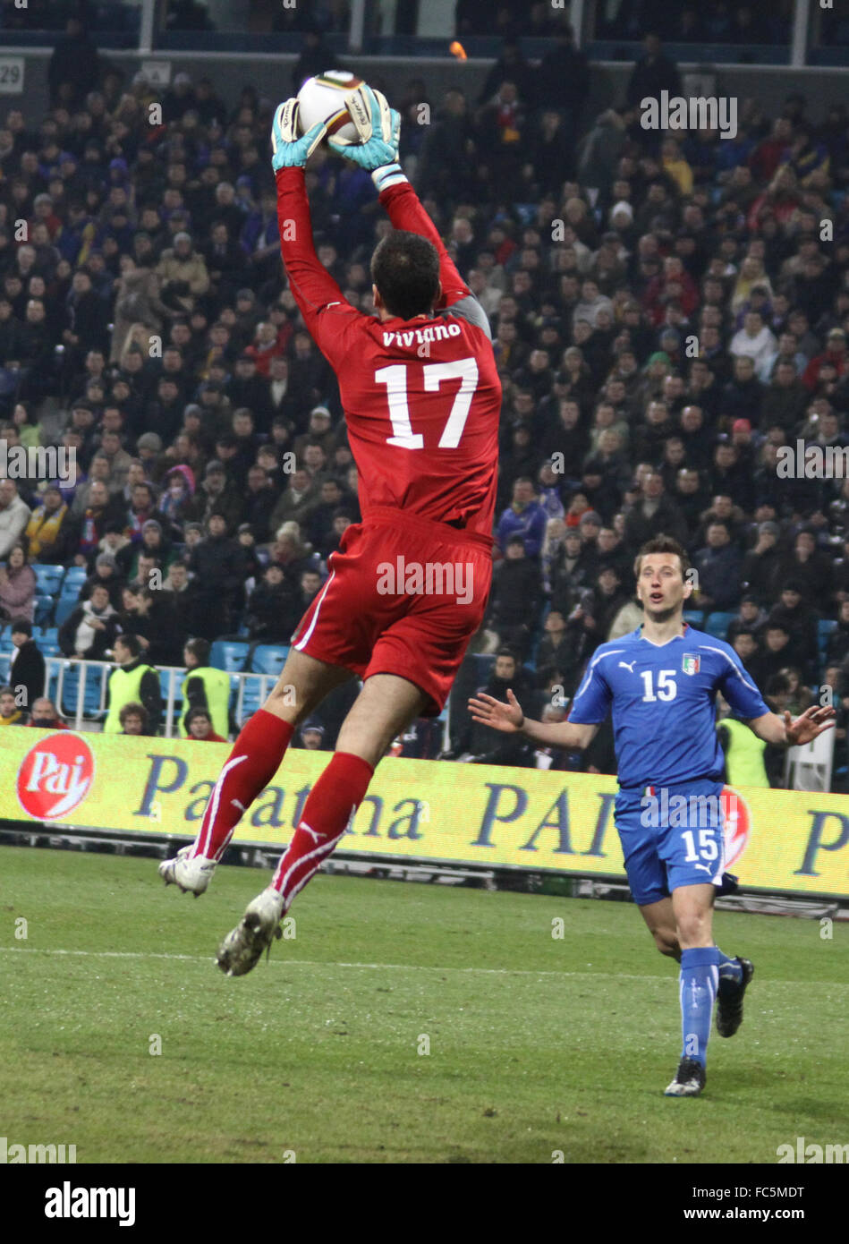 Kiew, UKRAINE - März 29: Torwart Emiliano Viviano Italien Cathes Tha Kugel beim Freundschaftsspiel gegen die Ukraine am 29. März 2011 in Kiew, Ukraine Stockfoto