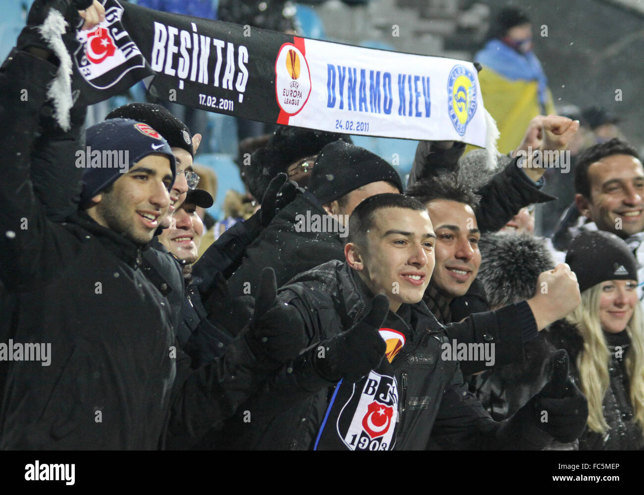 FC Besiktas Fans zeigen Sie ihre Unterstützung während der UEFA Europa League Spiel gegen den FC Dynamo Kyiv Stockfoto