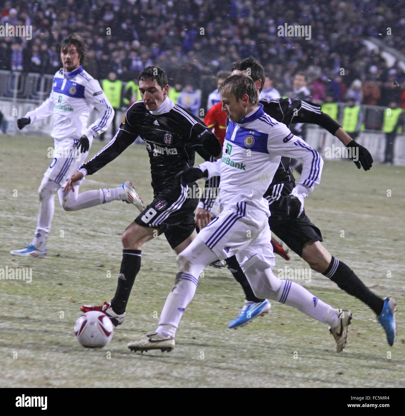 Kiew, UKRAINE - 24 Februar: Oleg Gusev von Dynamo Kiew (in weiß) kämpft für eine Kugel mit Besiktas Spielern während der UEFA Europa League-Spiel am 24. Februar 2011 in Kiew, Ukraine Stockfoto