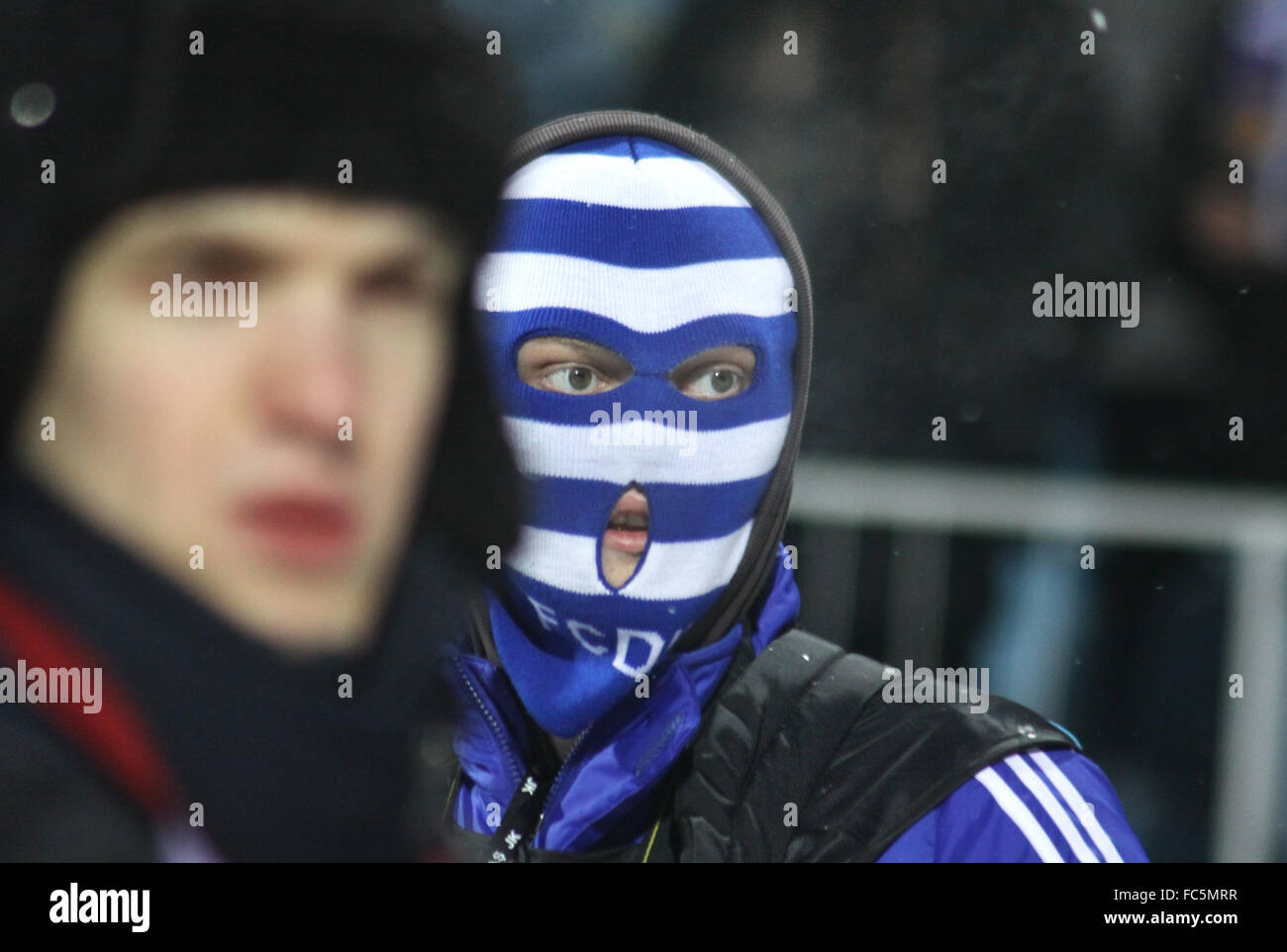 Kiew, UKRAINE - 24 Februar: FC Dynamo Kyiv ultra Supporter blickt auf in UEFA Europa League-Spiel gegen Besiktas am 24. Februar 2011 in Kiew, Ukraine Stockfoto