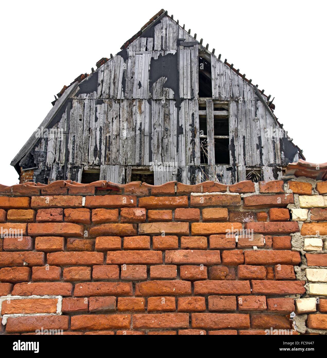 Giebelseite eines desolaten Holzhauses Stockfoto