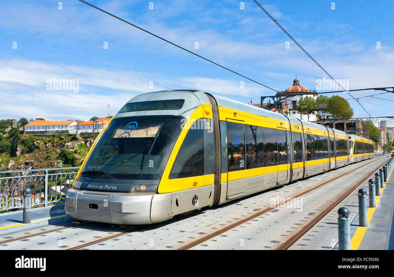 Stadtbahn Zug der Metro do Porto, Teil des öffentlichen Verkehrssystems der Stadt Porto Stockfoto