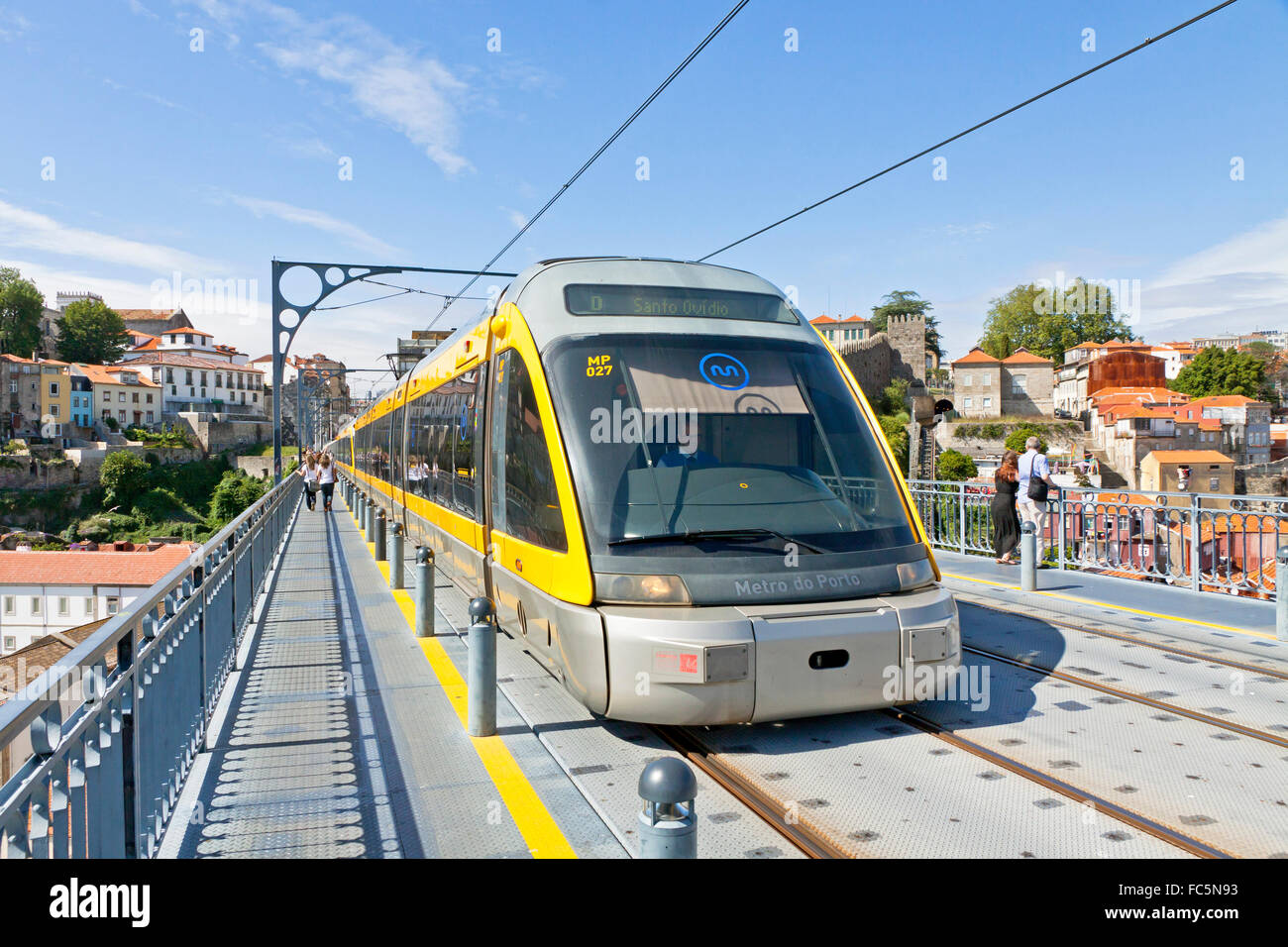 Stadtbahn Zug der Metro do Porto, Teil des öffentlichen Verkehrssystems der Stadt Porto Stockfoto