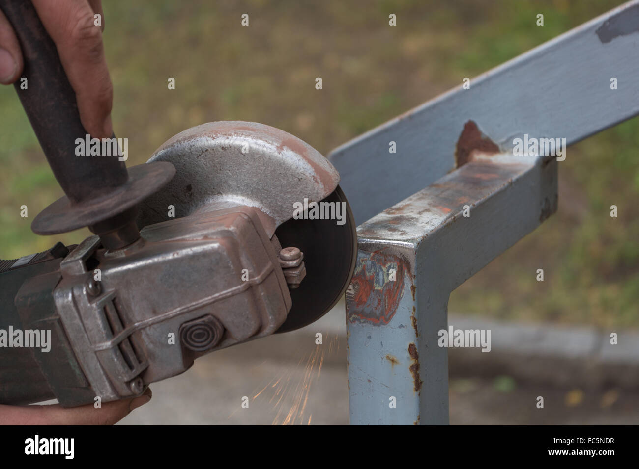 Metall wird mit Winkelschleifer Stockfoto