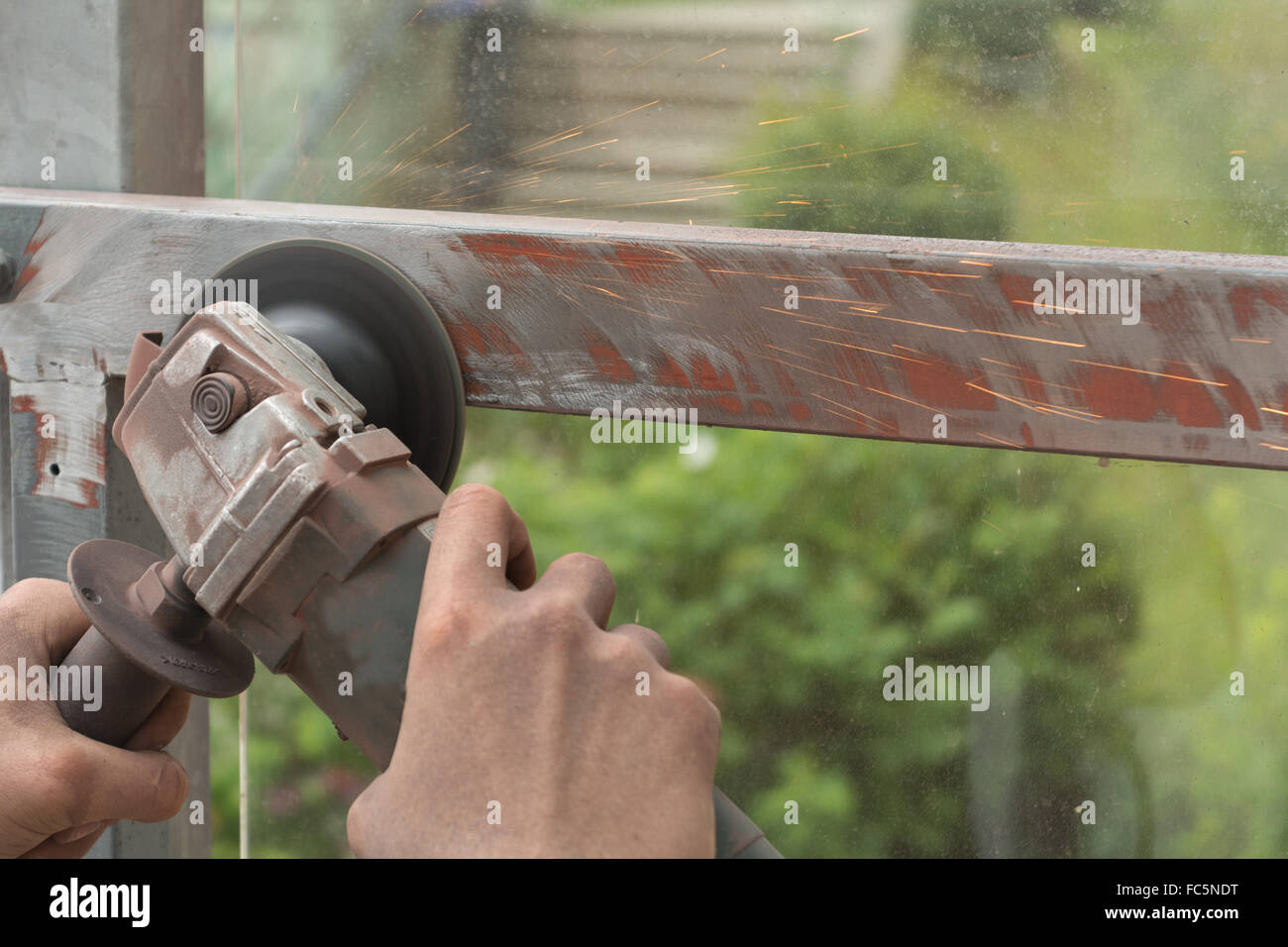 Metallbearbeitung mit Winkelschleifer Stockfoto