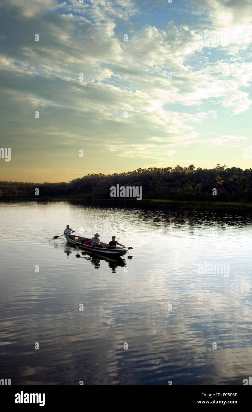 Kanu auf dem Amazonas in Ecuador, Südamerika Stockfoto