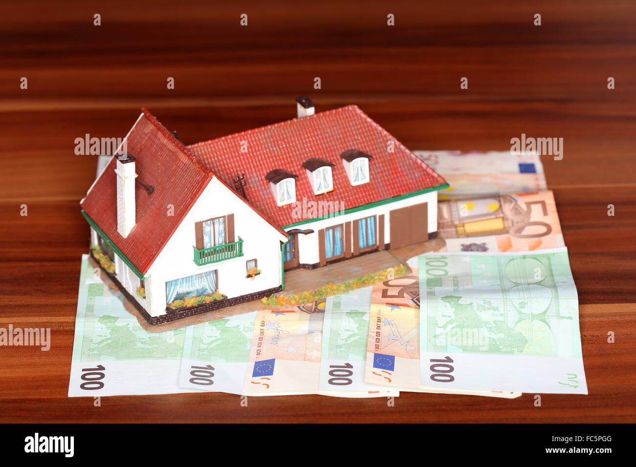 Euro-Banknoten und Haus Stockfoto
